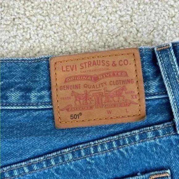 Levi’s button front high rise blue denim shorts in size 29 - Picture 4 of 6